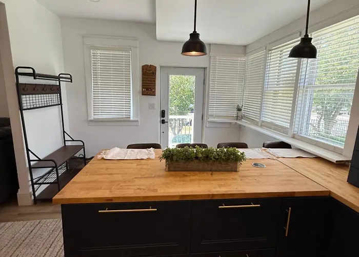 Updated 2 Bedroom Close To Downtown And