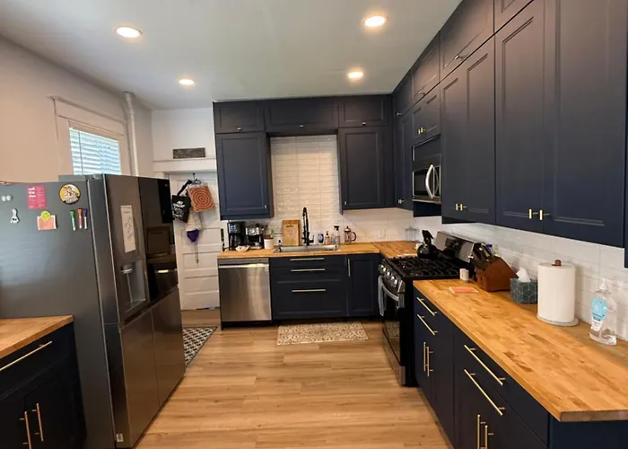 Updated 2 Bedroom Close To Downtown And *