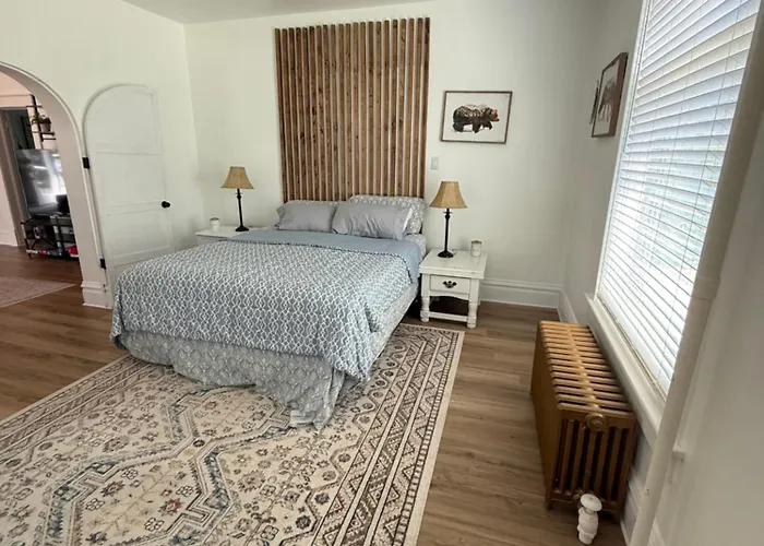 Updated 2 Bedroom Close To Downtown And *