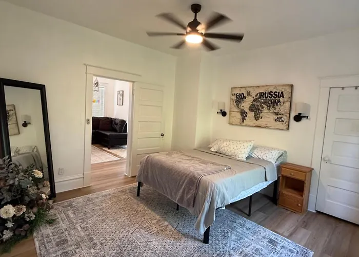 Updated 2 Bedroom Close To Downtown And Apartment *