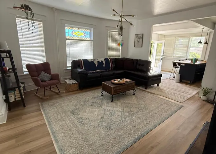 Updated 2 Bedroom Close To Downtown And Apartment *