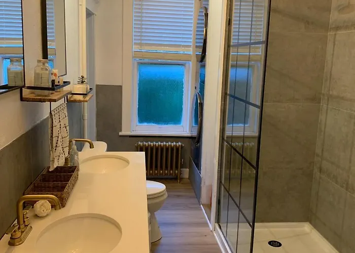 Apartment Updated 2 Bedroom Close To Downtown And
