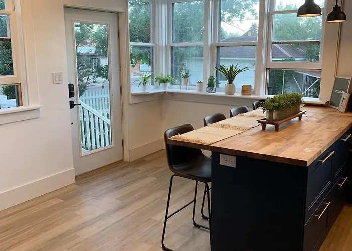 Updated 2 Bedroom Close To Downtown And